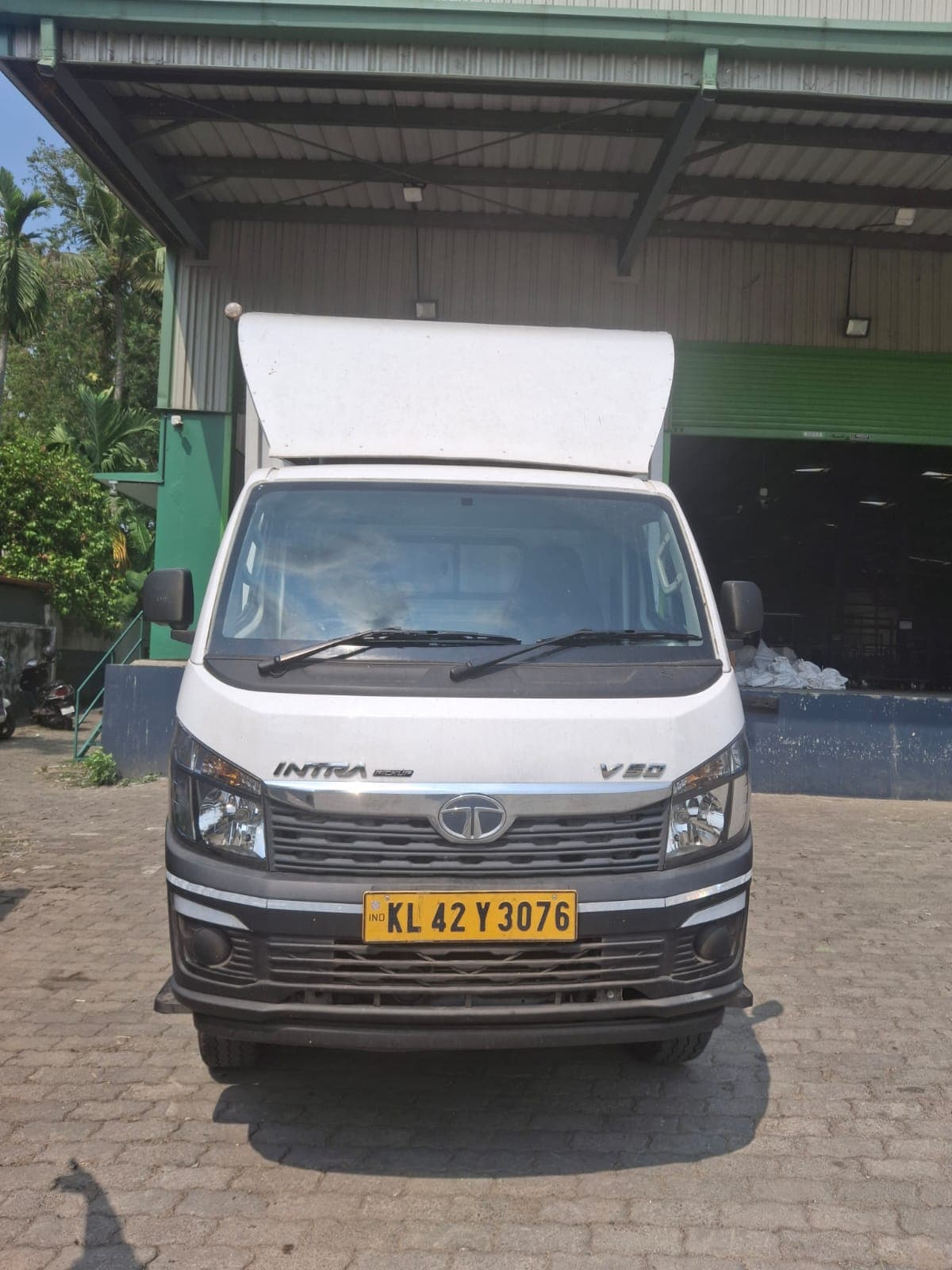 J3S Logistics vehicle outside warehouse
